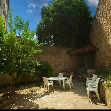 Du Forum,la Gare, 50 M2 , Climatisation, Garage, Cour נרבון