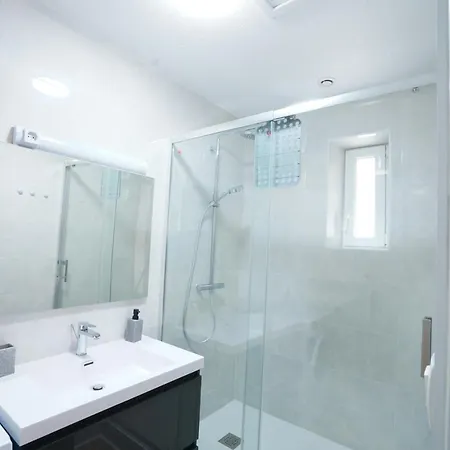 Apartament Du Forum,la Gare, 50 M2 , Climatisation, Garage, Cour
