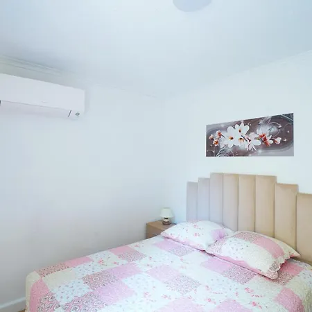 דירה Du Forum,la Gare, 50 M2 , Climatisation, Garage, Cour *