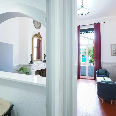 Du Forum,la Gare, 50 M2 , Climatisation, Garage, Cour דירה