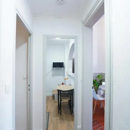 Du Forum,la Gare, 50 M2 , Climatisation, Garage, Cour דירה *