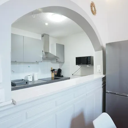 דירה Du Forum,la Gare, 50 M2 , Climatisation, Garage, Cour *