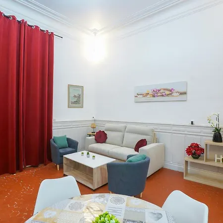 Du Forum,la Gare, 50 M2 , Climatisation, Garage, Cour